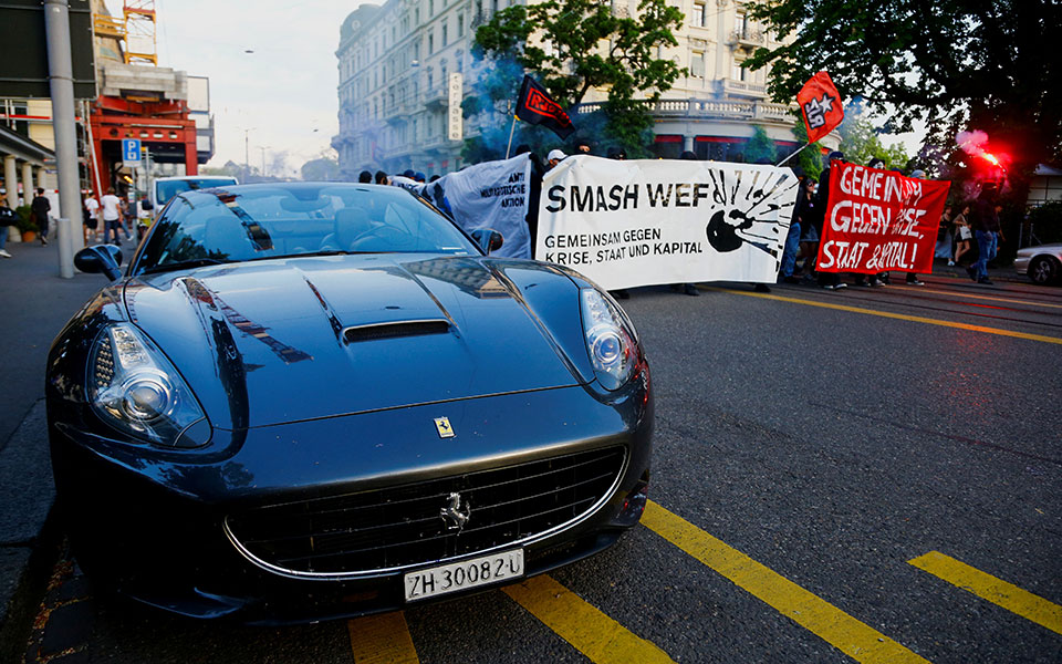 ελβετία-συγκρούσεις-διαδηλωτών-με-τη-561870673