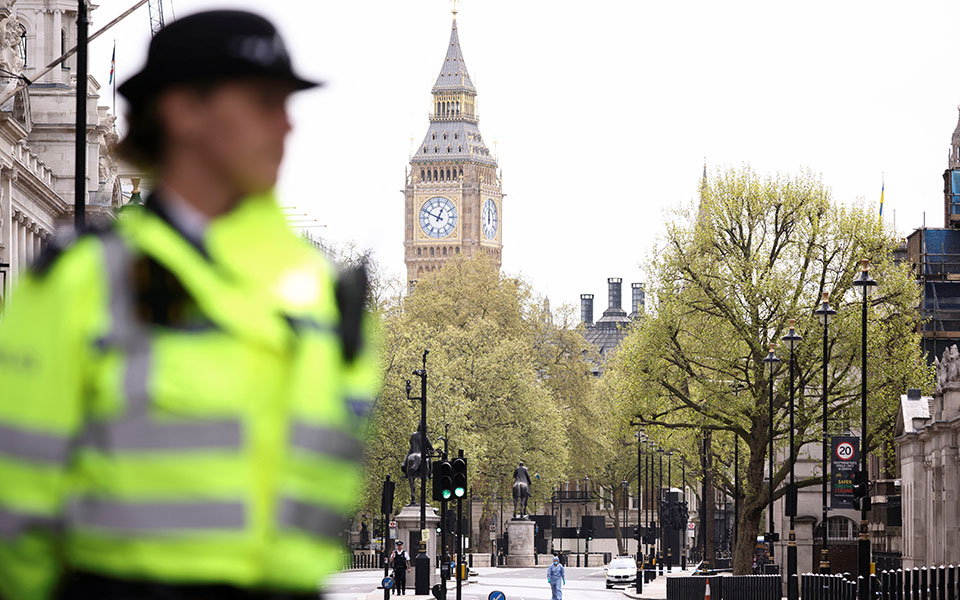 βρετανία-η-αστυνομία-ερευνά-ύποπτο-όχ-561849526