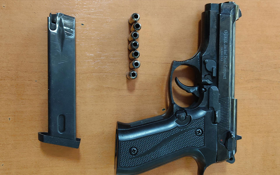 ζεφύρι-χειροπέδες-σε-τρία-άτομα-που-πυ-561836695