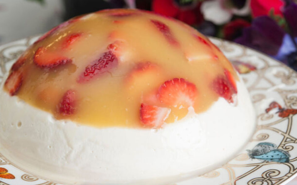 ζελέ-γιαουρτιού-με-κομμάτια-φράουλας-561837316