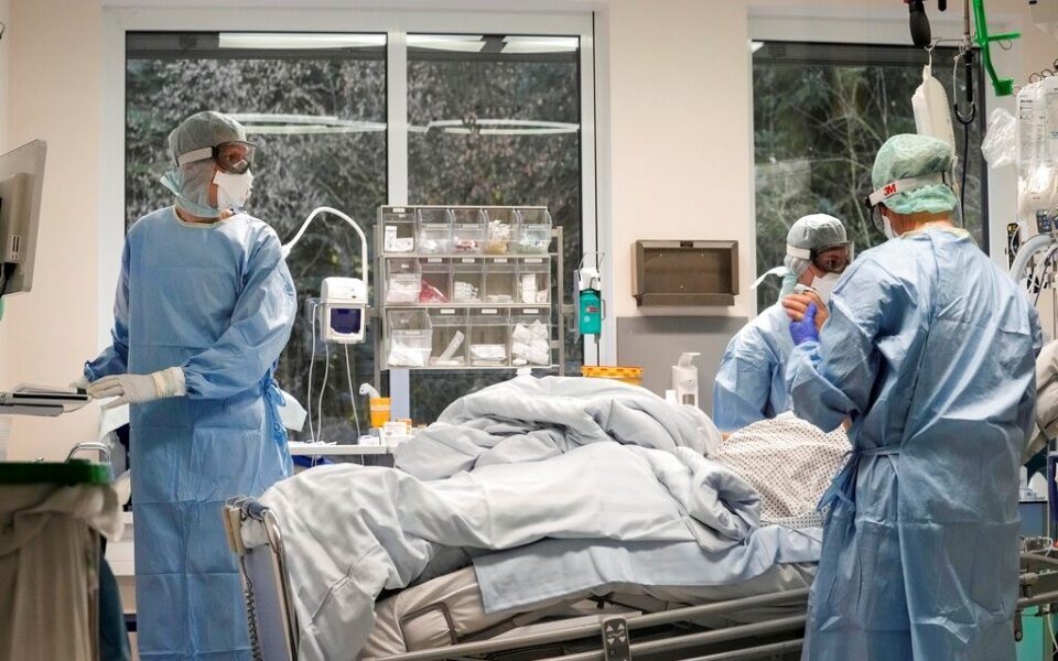 Όμικρον 4 και 5: Ανησυχία για «έκρηξη» κρουσμάτων με το βλέμμα στις ΜΕΘ-1