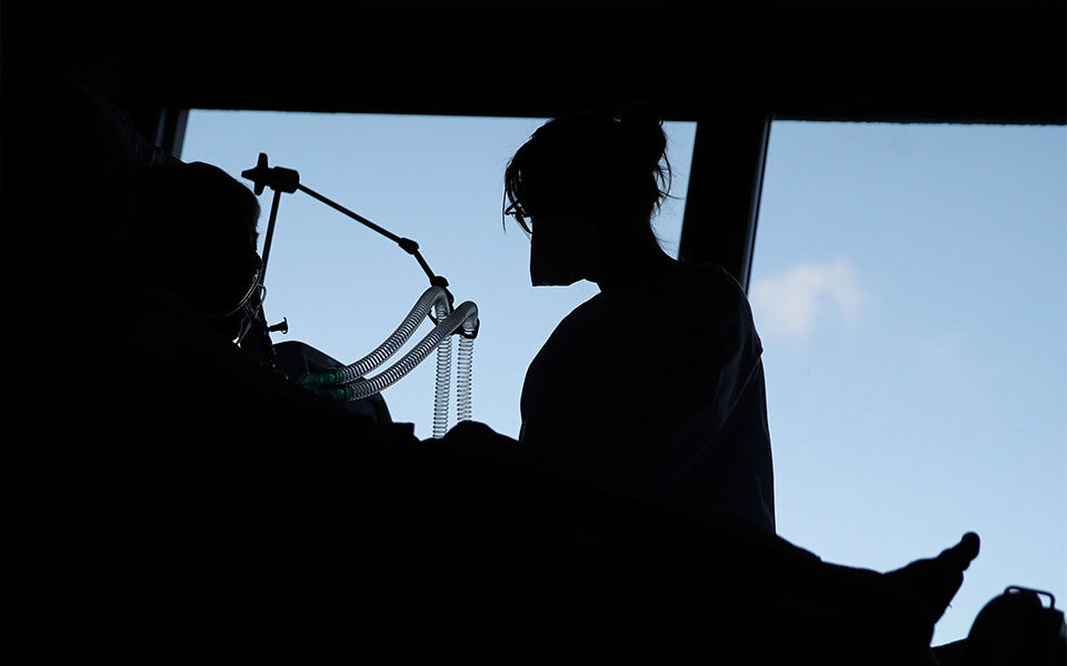 Όμικρον 4 και 5: Ανησυχία για «έκρηξη» κρουσμάτων με το βλέμμα στις ΜΕΘ-2