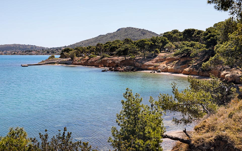 Σαλαμίνα: Κολπίσκοι με καταγάλανα νερά και πεζοπορίες σε πευκοδάση, μισή ώρα από τον Πειραιά-2