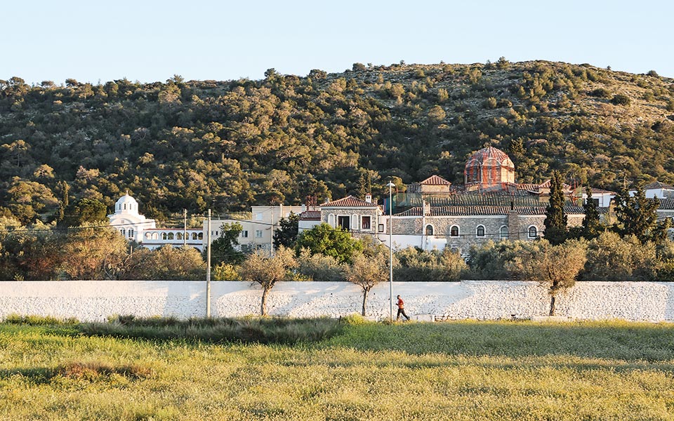Σαλαμίνα: Κολπίσκοι με καταγάλανα νερά και πεζοπορίες σε πευκοδάση, μισή ώρα από τον Πειραιά-1