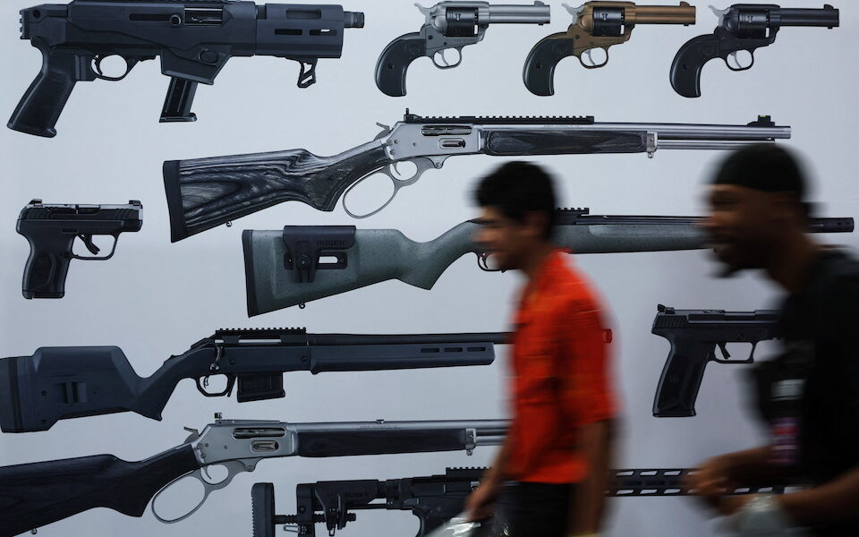 οπλοκατοχή-σε-αντίθετες-κατευθύνσει-561927775