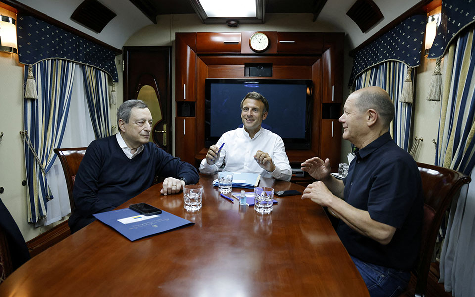 ουκρανία-στο-κίεβο-μεταβαίνουν-μακρό-561911512