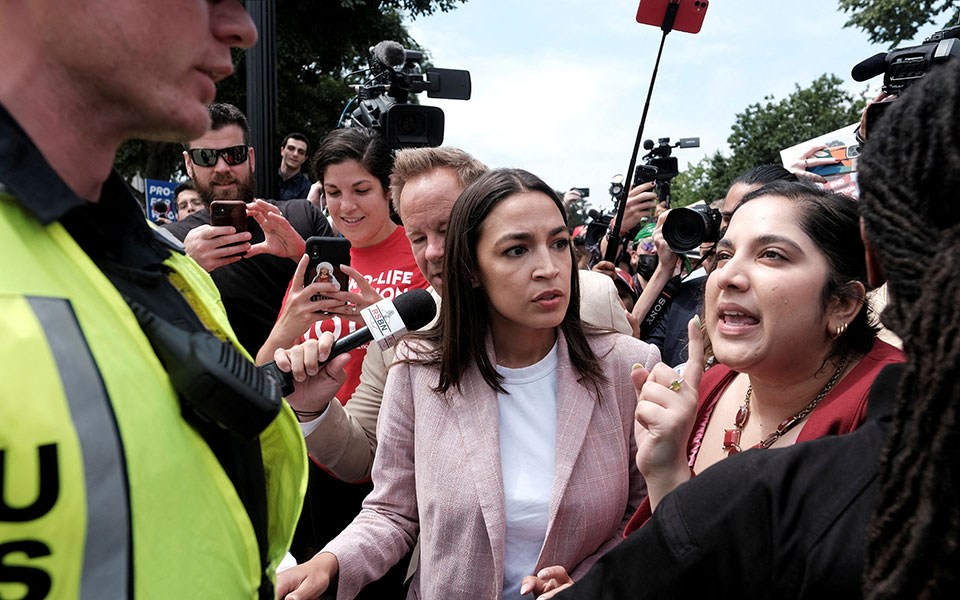 κορτέζ-με-βίασαν-όταν-ήμουν-22-ευτυχώς-ε-561929389