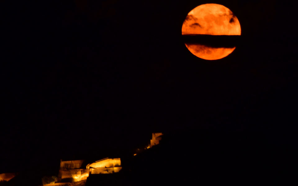 Μαγευτική η «πανσέληνος της φράουλας» – Εντυπωσιακές εικόνες-6