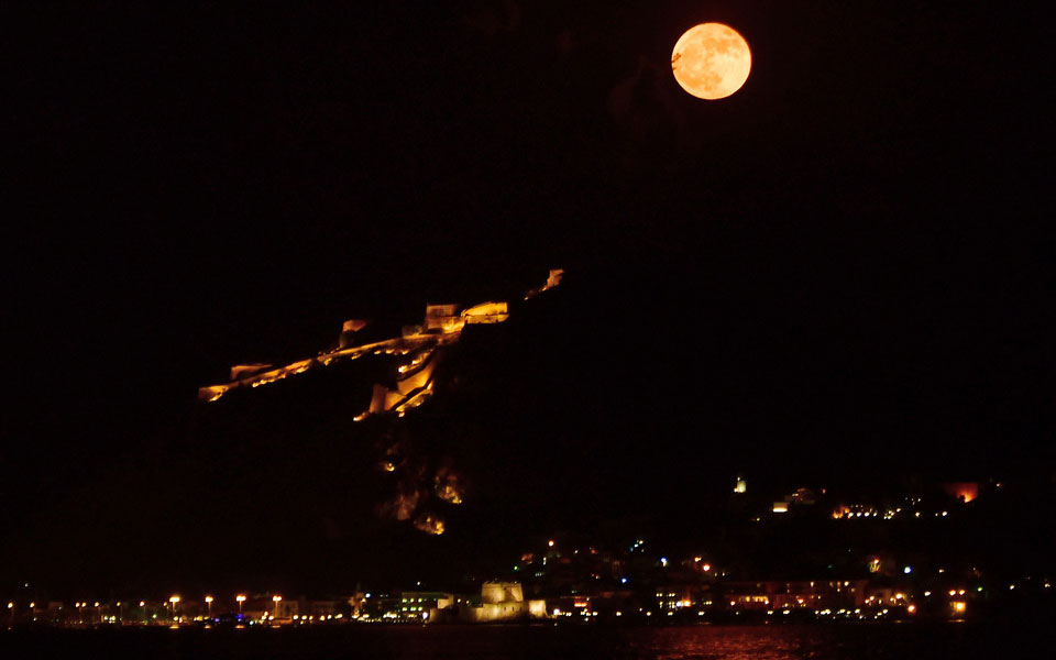 Μαγευτική η «πανσέληνος της φράουλας» – Εντυπωσιακές εικόνες-7