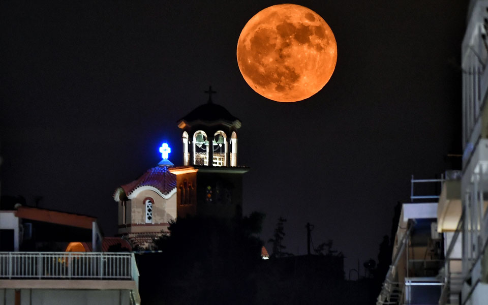 Μαγευτική η «πανσέληνος της φράουλας» – Εντυπωσιακές εικόνες-5