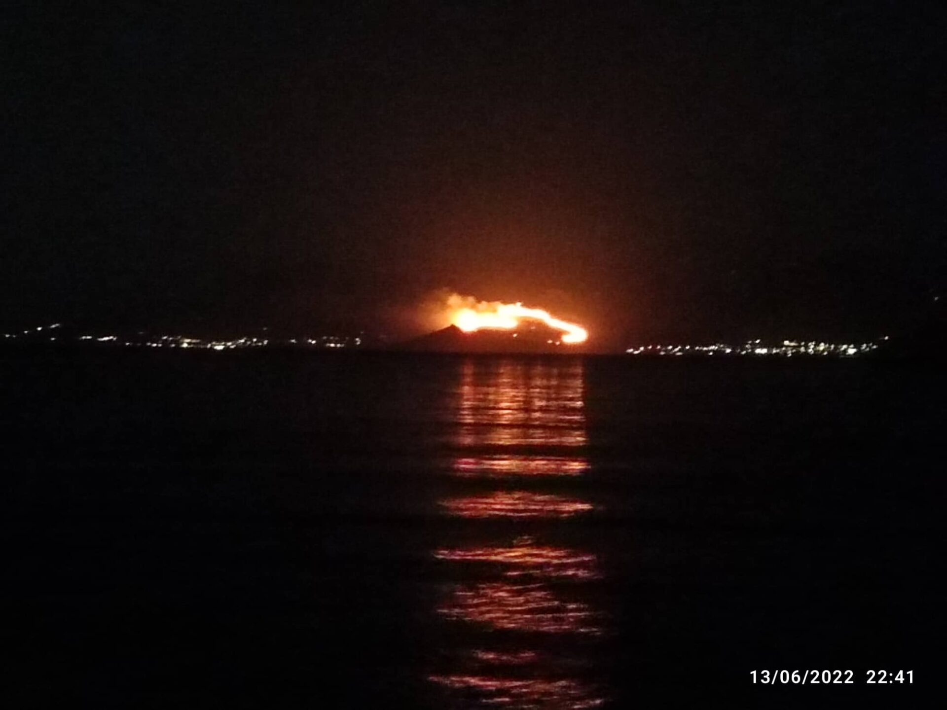 Φωτιά στην Πάρο: Προβλήματα με αναζωπυρώσεις – Σηκώνονται εναέρια μέσα-1