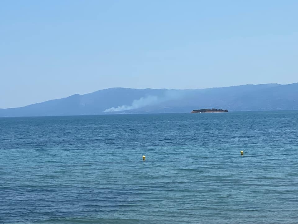 Φωτιά τώρα στον Κάλαμο-2