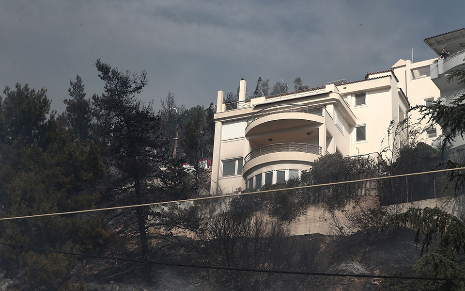 Φωτιά στη Βούλα: Βελτιωμένη η εικόνα – Ολονύχτια μάχη από επίγειες δυνάμεις-2