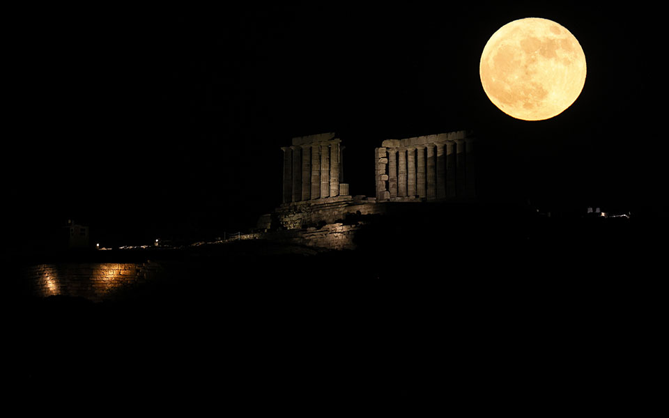 Μαγευτική η «πανσέληνος της φράουλας» – Εντυπωσιακές εικόνες-2