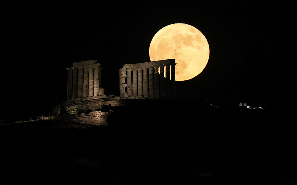 Μαγευτική η «πανσέληνος της φράουλας» – Εντυπωσιακές εικόνες-1