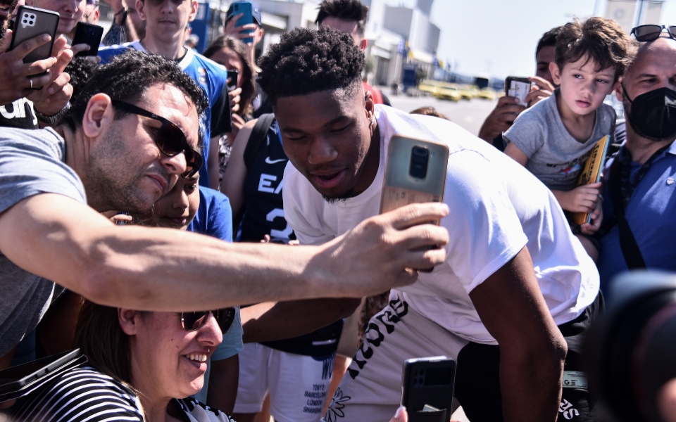 Γιάννης Αντετοκούνμπο: Αποθεώθηκε σε εγκαίνια καταστήματος-4