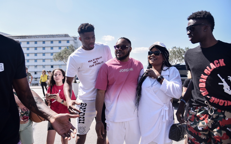 Γιάννης Αντετοκούνμπο: Αποθεώθηκε σε εγκαίνια καταστήματος-3