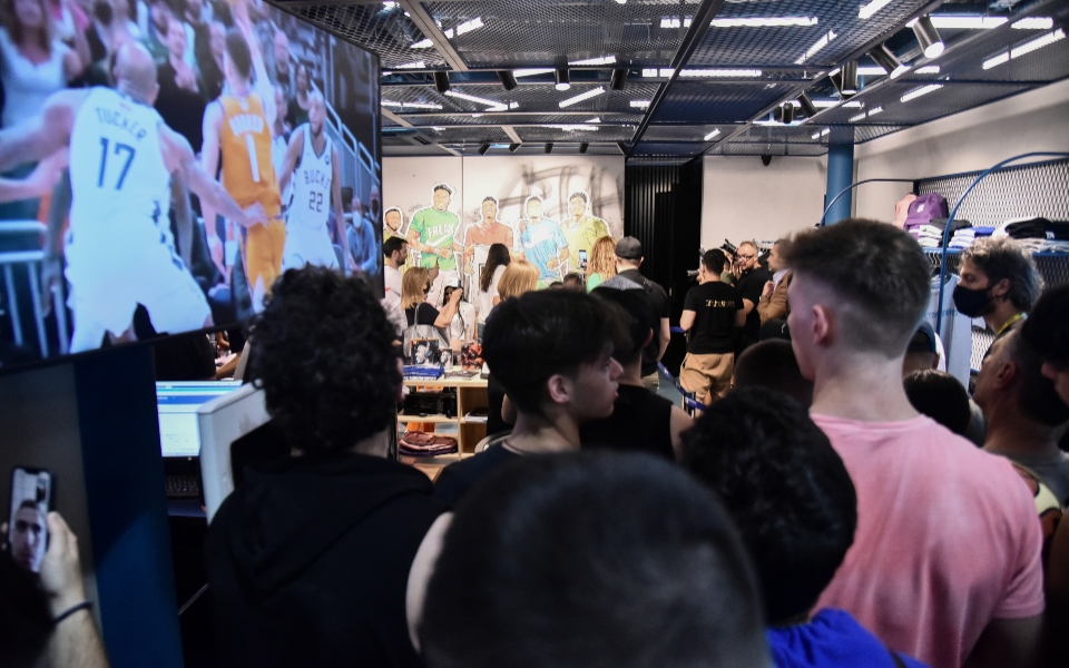 Γιάννης Αντετοκούνμπο: Αποθεώθηκε σε εγκαίνια καταστήματος-2