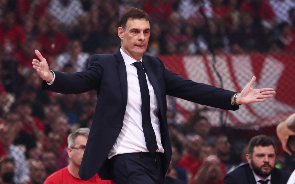 ολυμπιακός-συνεχίζει-στον-πάγκο-ο-γιώ-561920452