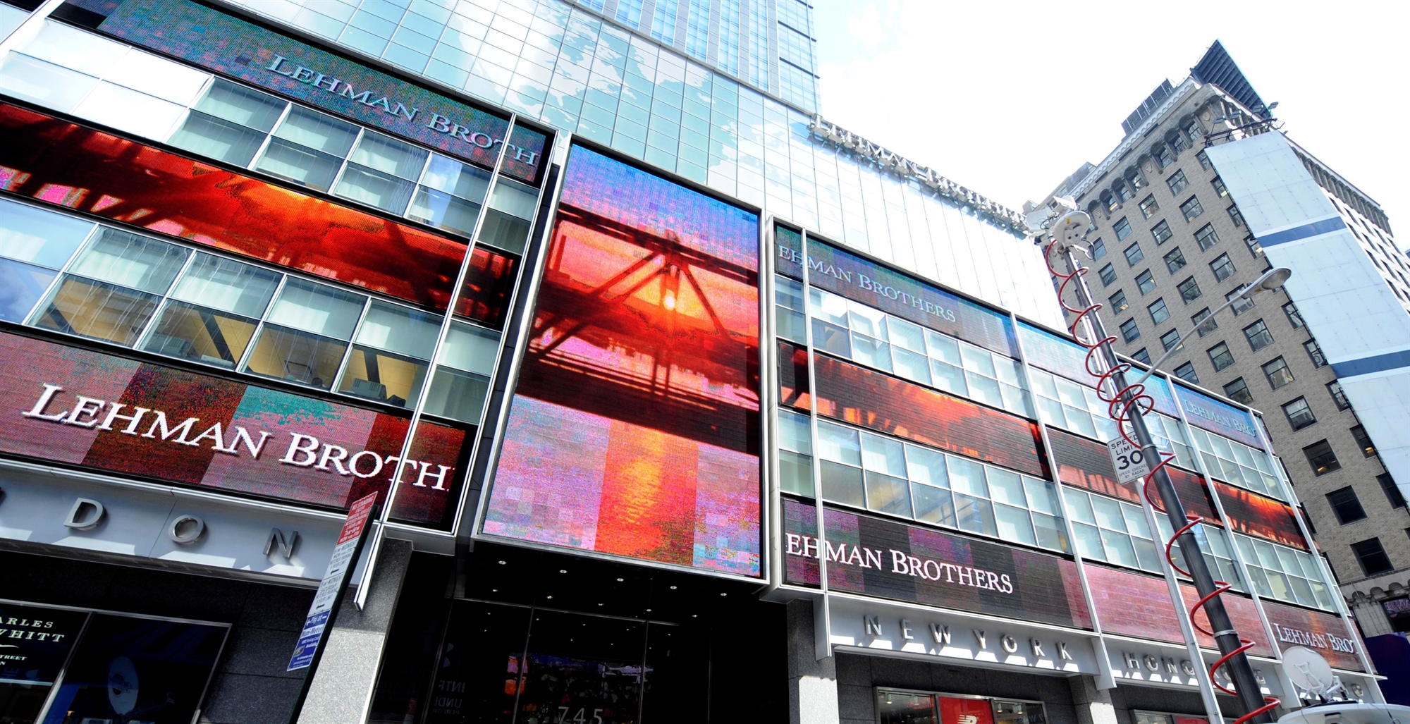 ο-στενός-διάδρομος-διαφυγής-561915571