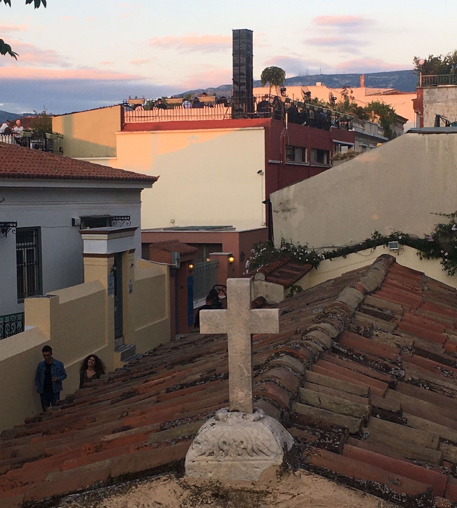 Στο έλεος της ανομίας η Πλάκα – Υπέροχη για τουρίστες, αφόρητη για κατοίκους-2