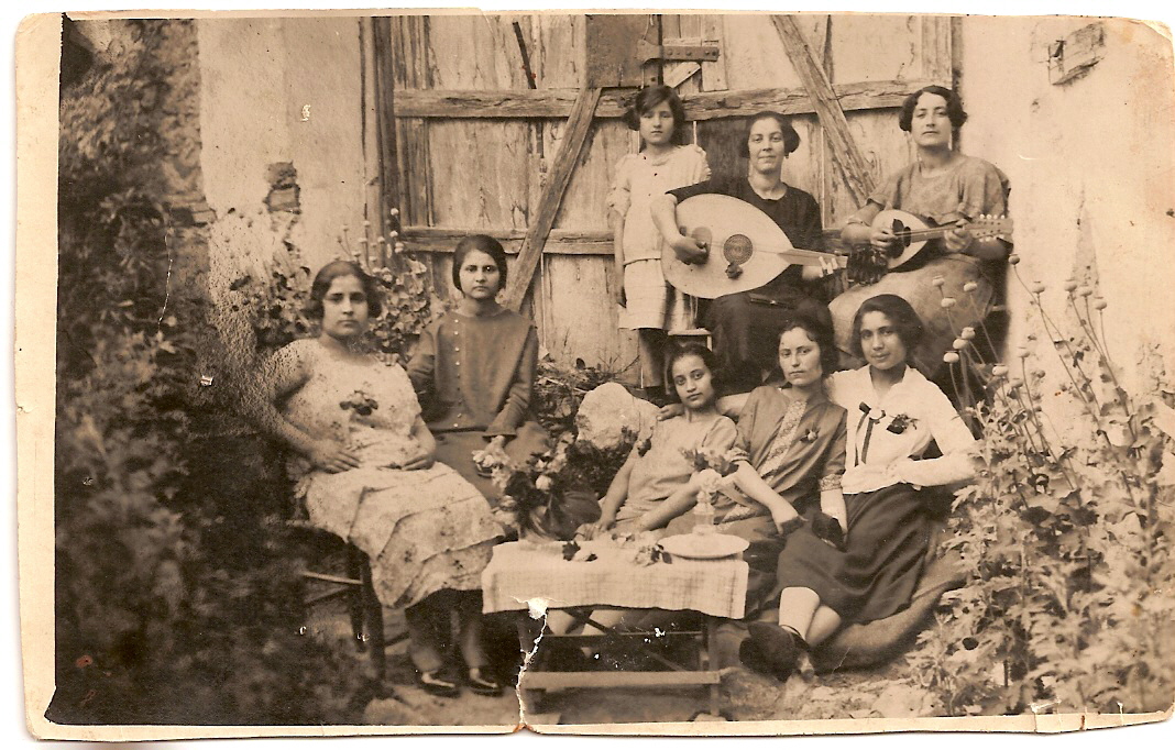 εικόνες-και-νότες-του-22-είμαστε-όλα-εκ-561893173