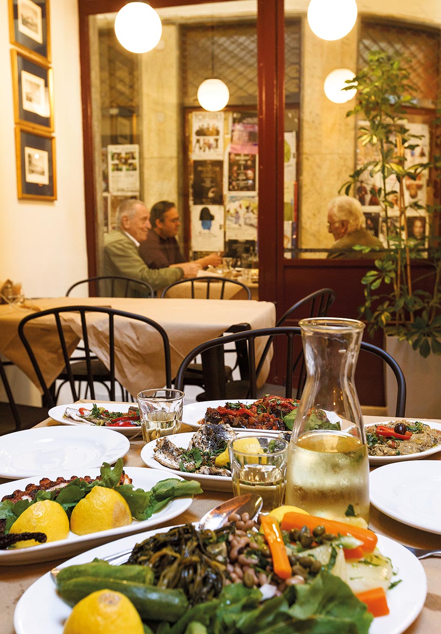 Τι συμβαίνει στο Εμπορικό Τρίγωνο της Αθήνας;-12