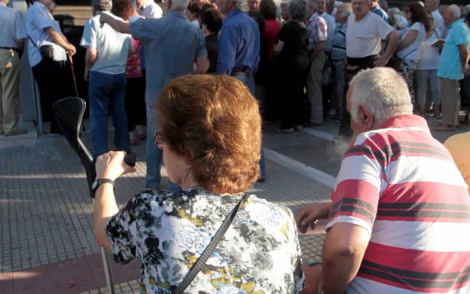 πακέτο-690-εκατ-στους-συνταξιούχους-το-2023-561898483