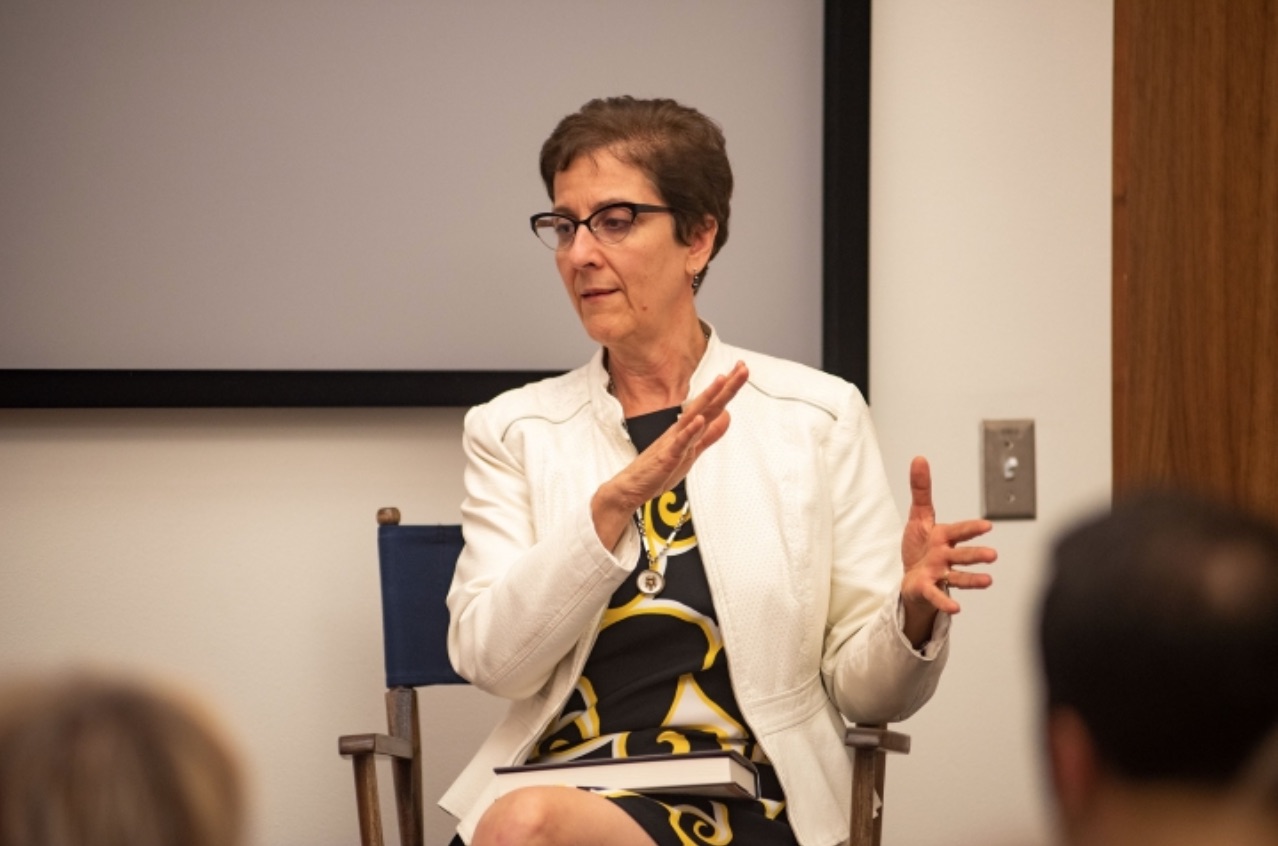 η-καθηγήτρια-άρτεμις-λεοντή-στην-κ-η-561927607