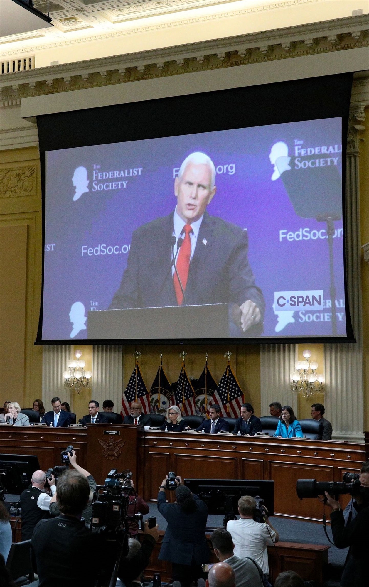 Εισβολή στο Καπιτώλιο: Η πιο δύσκολη ημέρα στη ζωή του Μάικ Πενς – Στα 12 μέτρα από τον όχλο-1