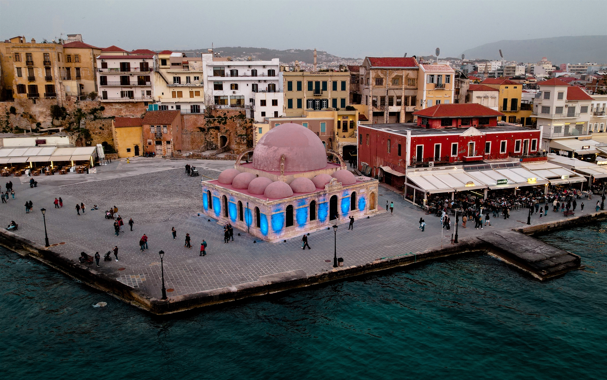 τα-χανιά-αγκαλιάζουν-δυνατά-το-βιβλίο-561932032