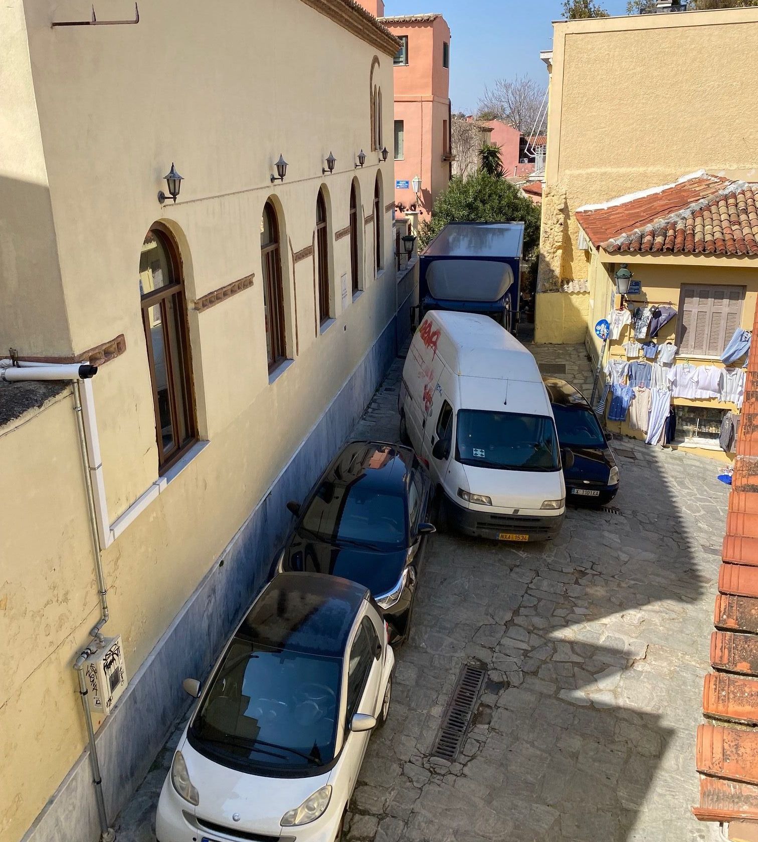 Στο έλεος της ανομίας η Πλάκα – Υπέροχη για τουρίστες, αφόρητη για κατοίκους-3