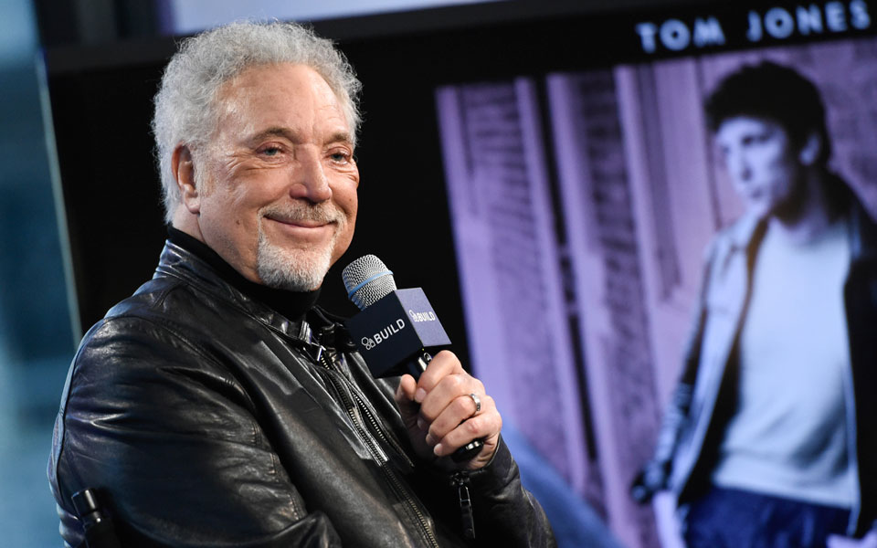 ο-τομ-τζόουνς-γιορτάζει-τα-82-χρόνια-10-κα-561898318