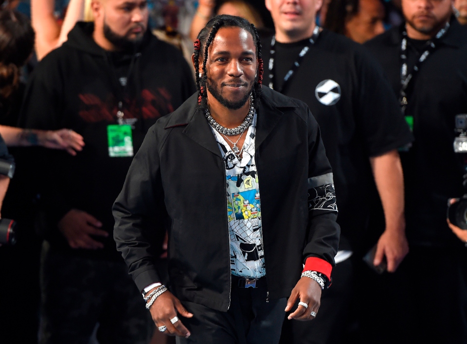 δείτε-την-εμφάνιση-του-κέντρικ-λαμάρ-σ-561925894