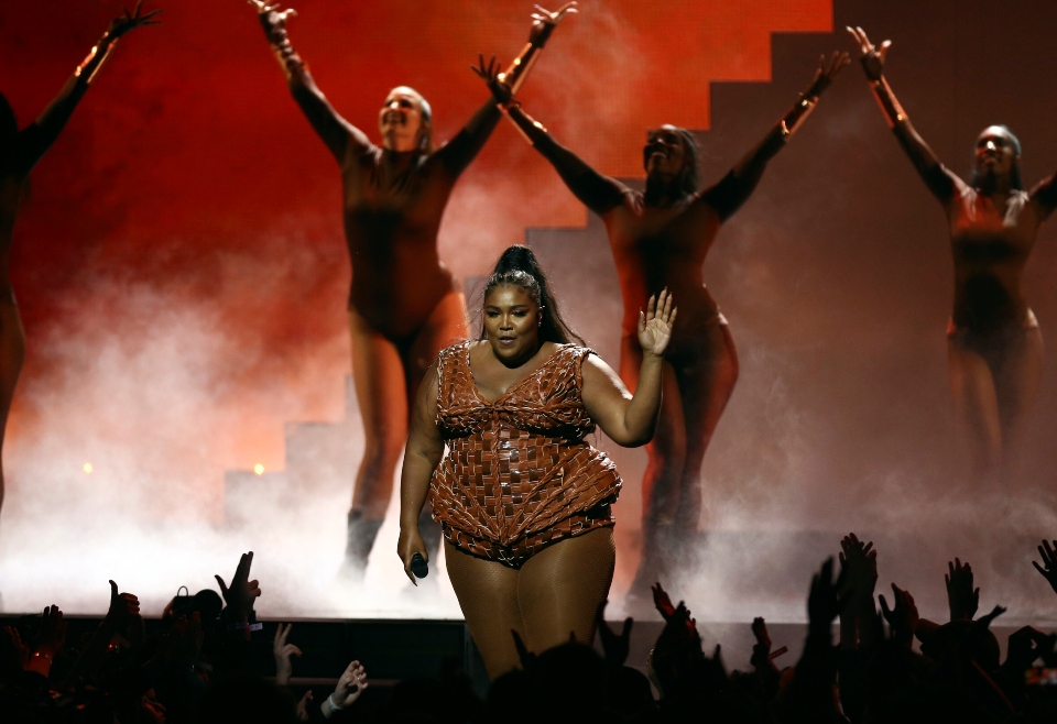 h-lizzo-αλλάζει-στίχο-της-που-ακουγόταν-προσ-561908068