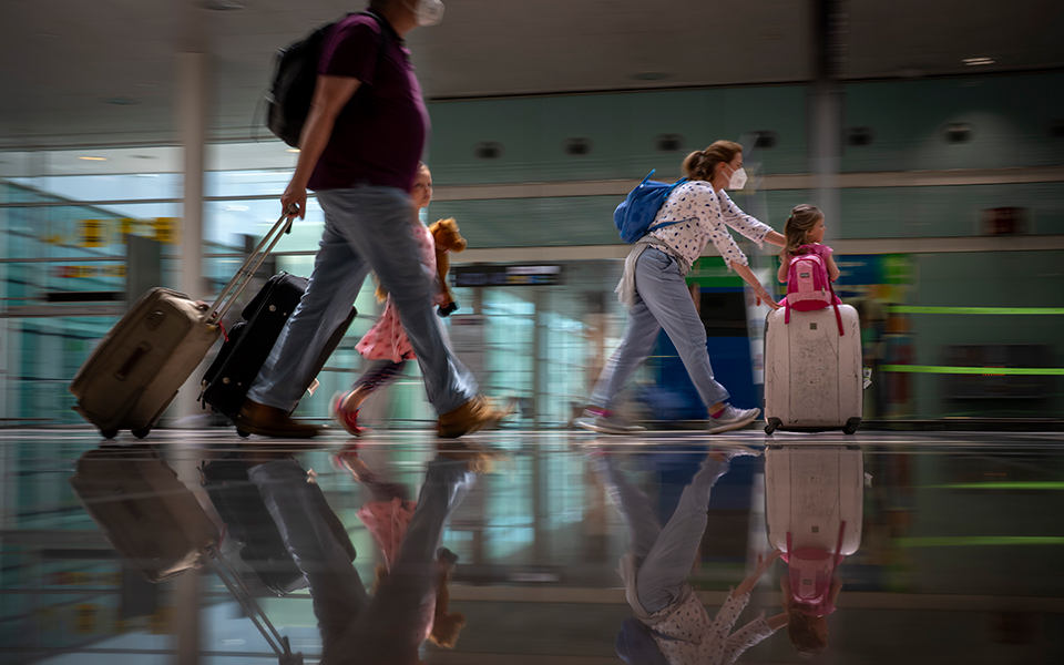 κορωνοϊός-θερινό-κύμα-απειλεί-την-ε-561921589