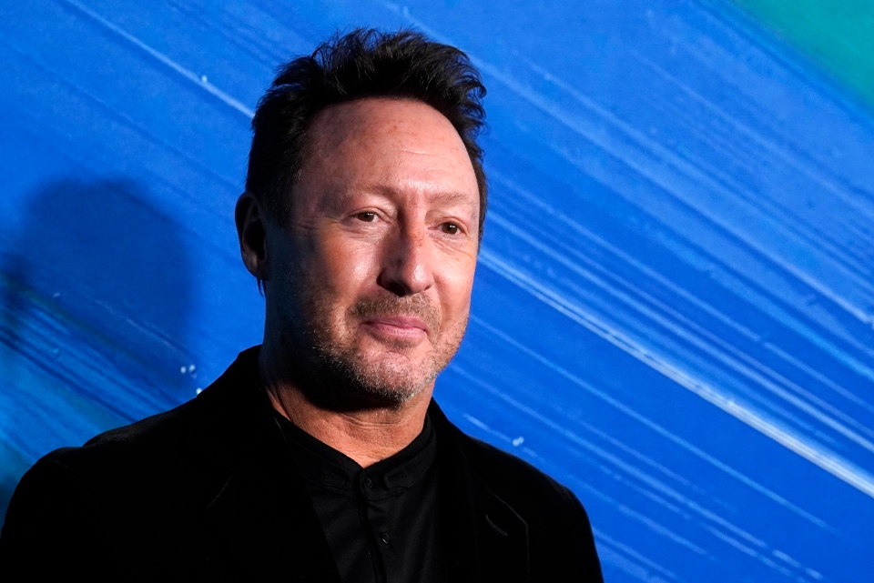 ο-τζούλιαν-λένον-διασκευάζει-το-imagine-γι-561890578