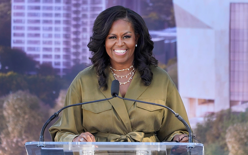 η-μισέλ-ομπάμα-σε-μήνυμά-της-συνεχάρη-τ-561930775