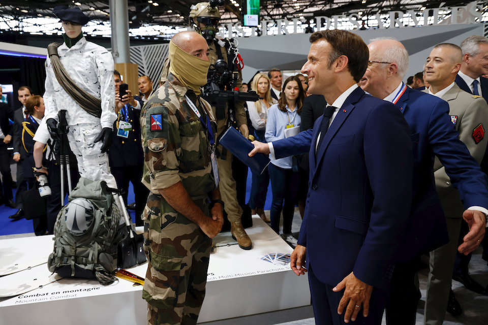 Μακρόν: Ζήτησε από τους Ευρωπαίους να στηρίξουν την ευρωπαϊκή αμυντική βιομηχανία-1