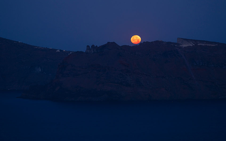 Μαγευτική η «πανσέληνος της φράουλας» – Εντυπωσιακές εικόνες-8