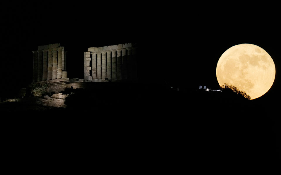 Μαγευτική η «πανσέληνος της φράουλας» – Εντυπωσιακές εικόνες-4