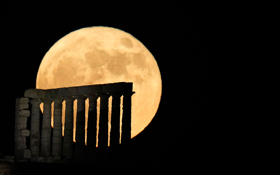 Μαγευτική η «πανσέληνος της φράουλας» – Εντυπωσιακές εικόνες-3