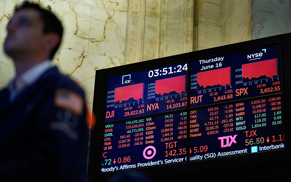 wall-street-κάτω-από-τις-30-000-ο-dow-bουτιά-4-για-τον-nasdaq-561912679