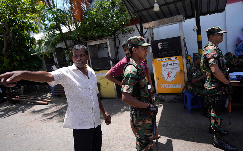 σρι-λάνκα-καύσιμα-μόνο-για-απαραίτητε-561930769
