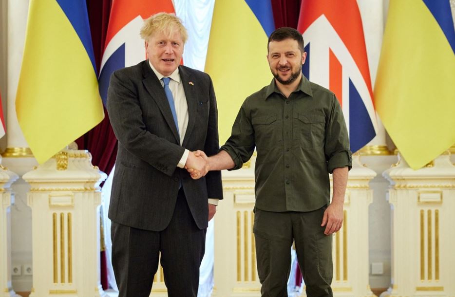 ο-τζόνσον-υποσχέθηκε-συνεχή-στρατιωτ-561914314