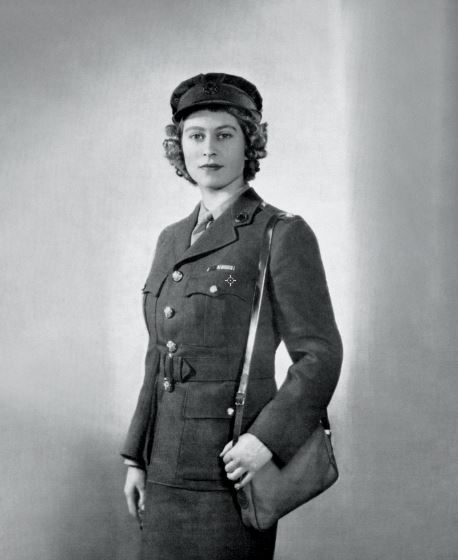 Βασίλισσα Ελισάβετ: Γκαρνταρόμπα… Ουράνιο Τόξο-8