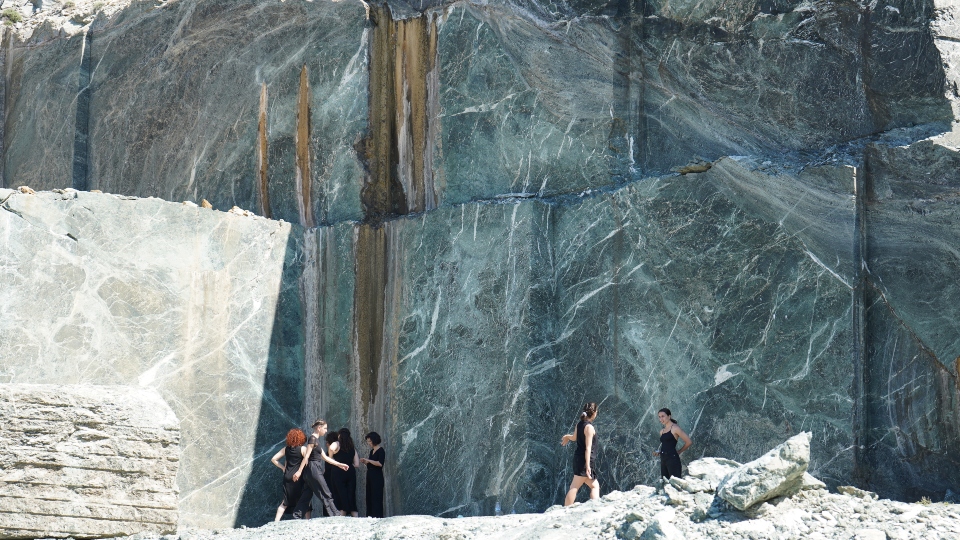 «Λατομείο Θάλασσα»: Μια performance που περιδιαβαίνει τα μάρμαρα της Τήνου-1