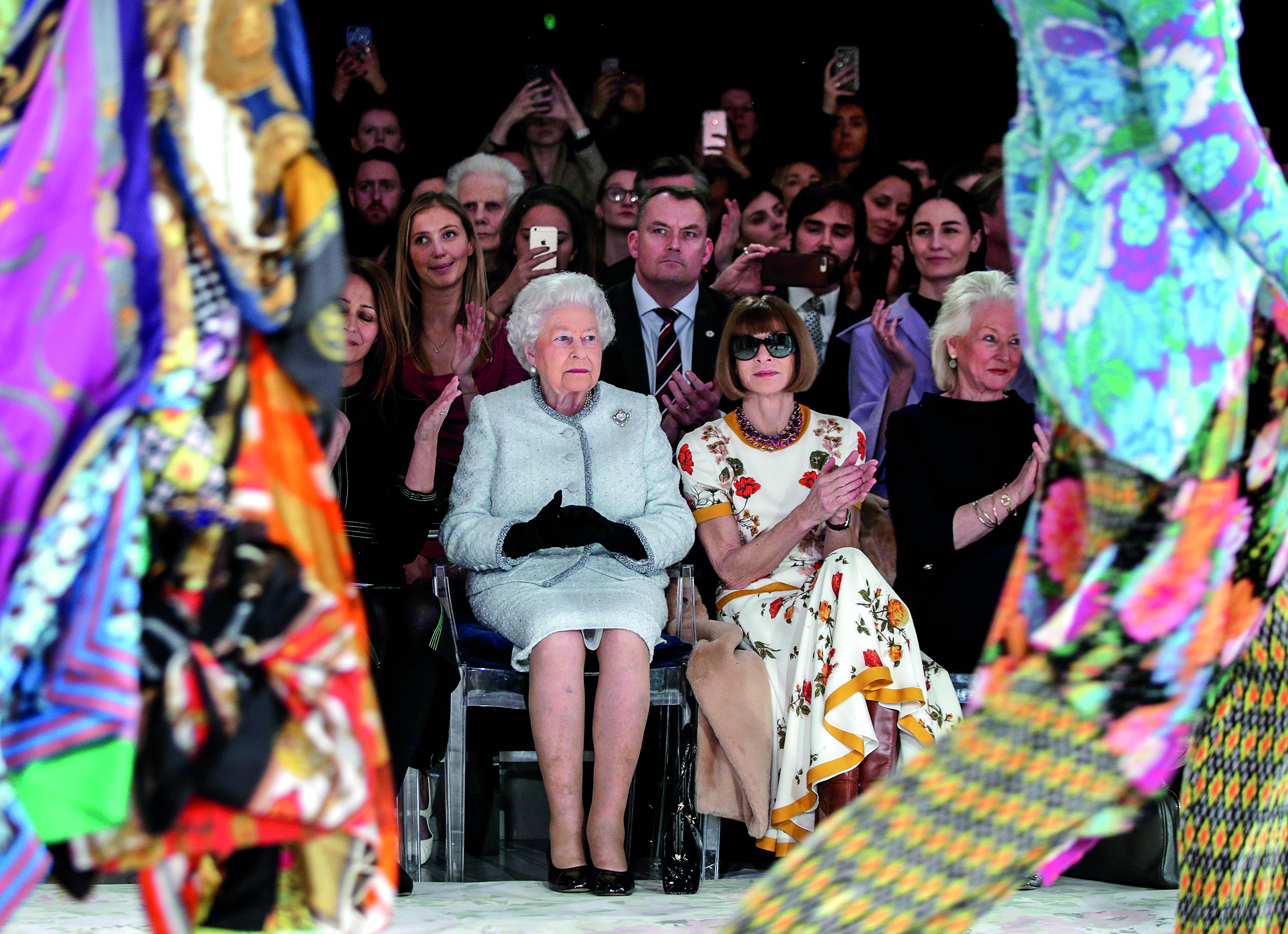 Βασίλισσα Ελισάβετ: Γκαρνταρόμπα… Ουράνιο Τόξο-10