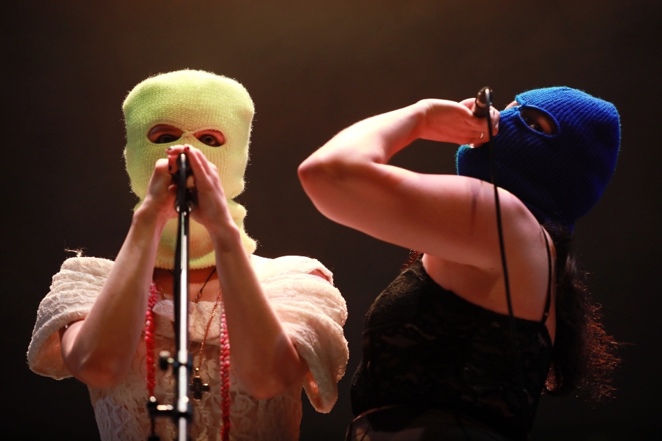 μητριαρχία-τώρα-ζητούν-οι-pussy-riot-κρεμών-561905155