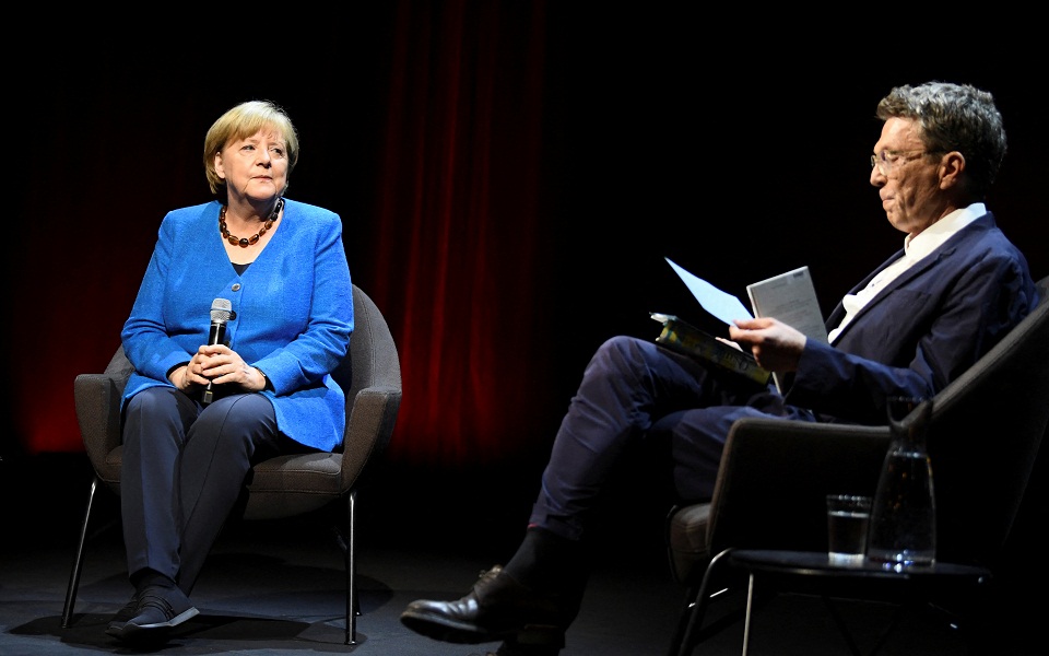 η-μέρκελ-καταδικάζει-τη-ρωσική-εισβολ-561899893